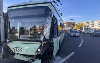 В ГАИ показали, как в Минске троллейбус врезался в фуру — Видео