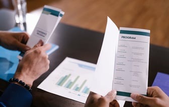 Полочане стали героями программы на телеканале «Беларусь-1». С каким подарком уехала ведущая и где это посмотреть?