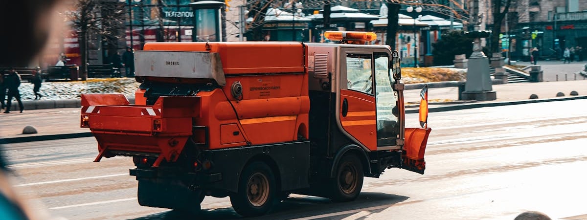 В двух регионах РФ загорелись нефтебазы из-за ударов беспилотников