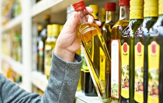 Эти 5 факторов портят оливковое масло. Производители рассказали, что смотреть на этикетке при покупке — Полезно