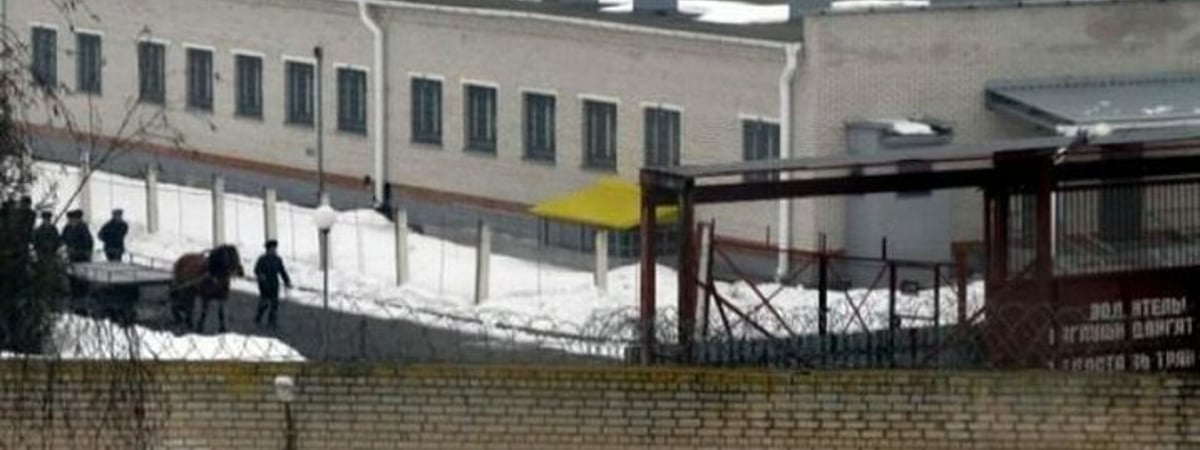 «Отключили горячую воду, сами смотрели в глазок и смеялись». Экс-политзаключенный рассказал о жодинской тюрьме, где держат Тихановского