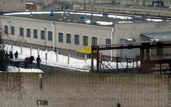 «Отключили горячую воду, сами смотрели в глазок и смеялись». Экс-политзаключенный рассказал о жодинской тюрьме, где держат Тихановского