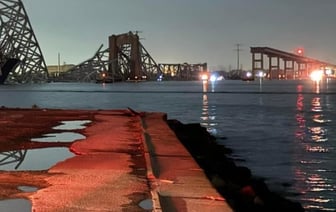 В США рухнул автомобильный мост через реку. Видео