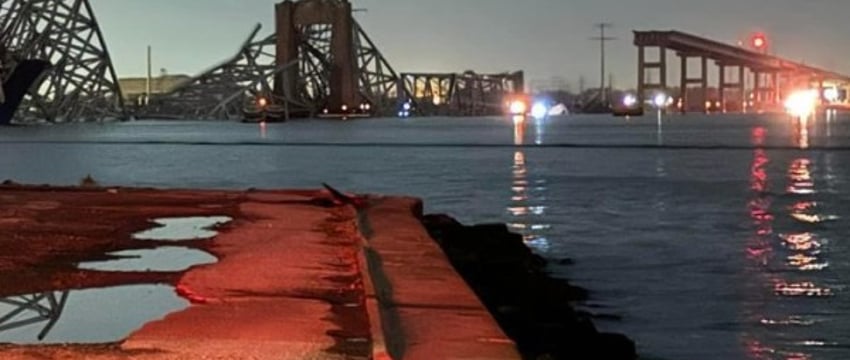 В США рухнул автомобильный мост через реку. Видео