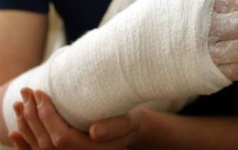 Ребенок сломал руку в парке. Родители пошли в суд и добились компенсации