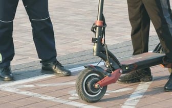 Самокатчики колесят так, словно о ПДД и не слышали