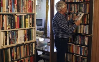 Собирает коллекцию больше 40 лет: посмотрите на внушительную библиотеку жителя Брестской области