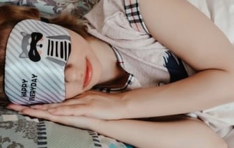 Почему полезно спать в маске для сна, рассказал сомнолог