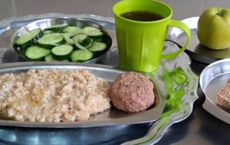 В TikTok жалуются на «скудное питание» в Брестской областной больнице. Так ли это?