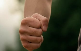 Белорус отправил диджея в нокаут на юбилее тещи