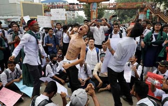 Полиция забрала из больницы трех лидеров студенческого протеста в Бангладеш: отчет