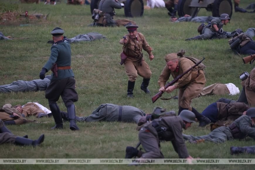 В ночь на 22 июня реконструкторы воссоздали эпизоды обороны Брестской крепости