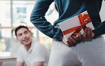 «Мыльно-рыльное, трусы и носки — не комильфо» — Спросили у белорусов, какие подарки хотят на 23 февраля — Мнение