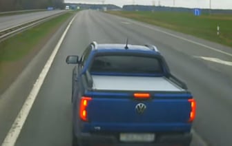 Смелый пикап стал «учить» фуру на трассе М1. Смотрите видео