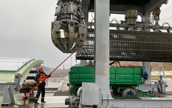 Фотофакт. Гродненскую ГЭС чистят от мусора