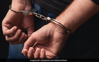 В Великобритании женщину и её партнера посадили в тюрьму за планирование сбыта наркотиков и изнасилование её дочери.