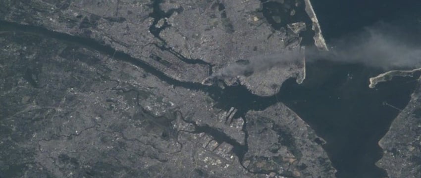Как выглядели теракты 11 сентября из космоса: НАСА поделилась впечатляющим снимком