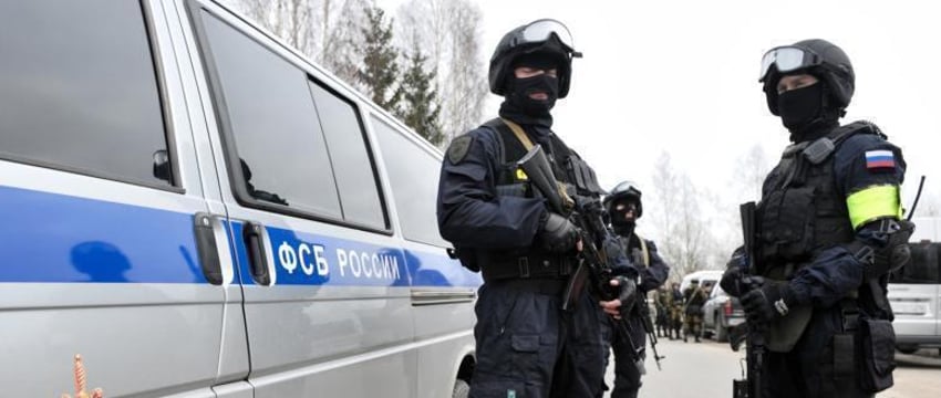 Спецназ ФСБ заблокировал террористов в квартирах Махачкалы и Каспийска