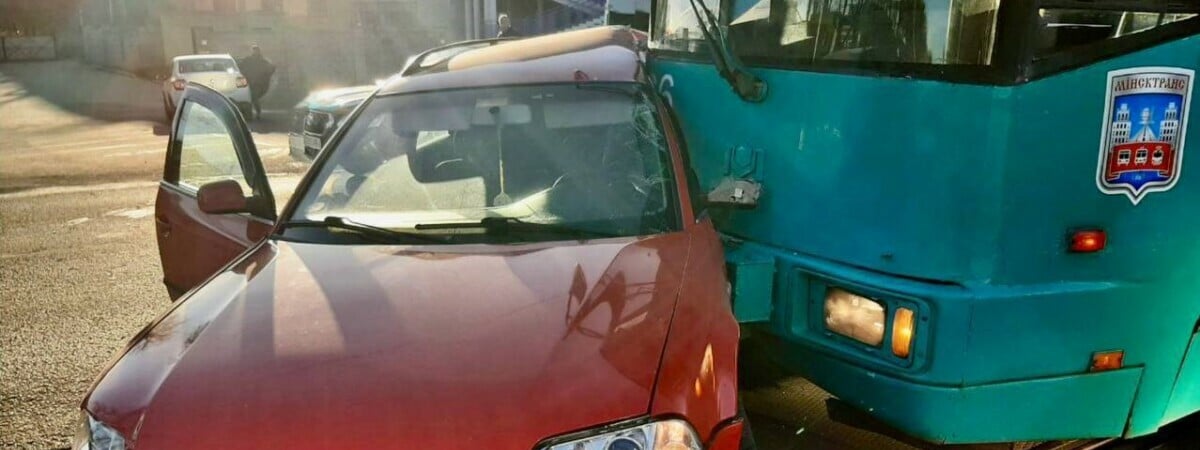 В Минске трамвай протаранил легковушку — Видео