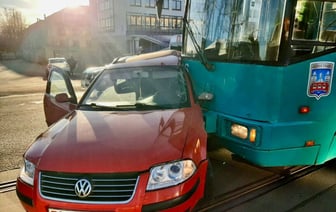 В Минске трамвай протаранил легковушку — Видео