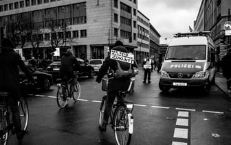 На бульваре Непокоренных горела квартира пенсионерки — спас женщину и потушил пожар могилевский судэксперт, который живет этажом выше