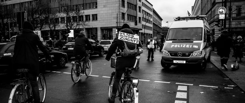 На бульваре Непокоренных горела квартира пенсионерки — спас женщину и потушил пожар могилевский судэксперт, который живет этажом выше