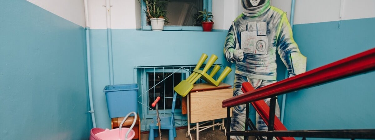 Соседи захламили подъезд? В милиции рассказали, какой штраф им грозит и как бороться — Полезно