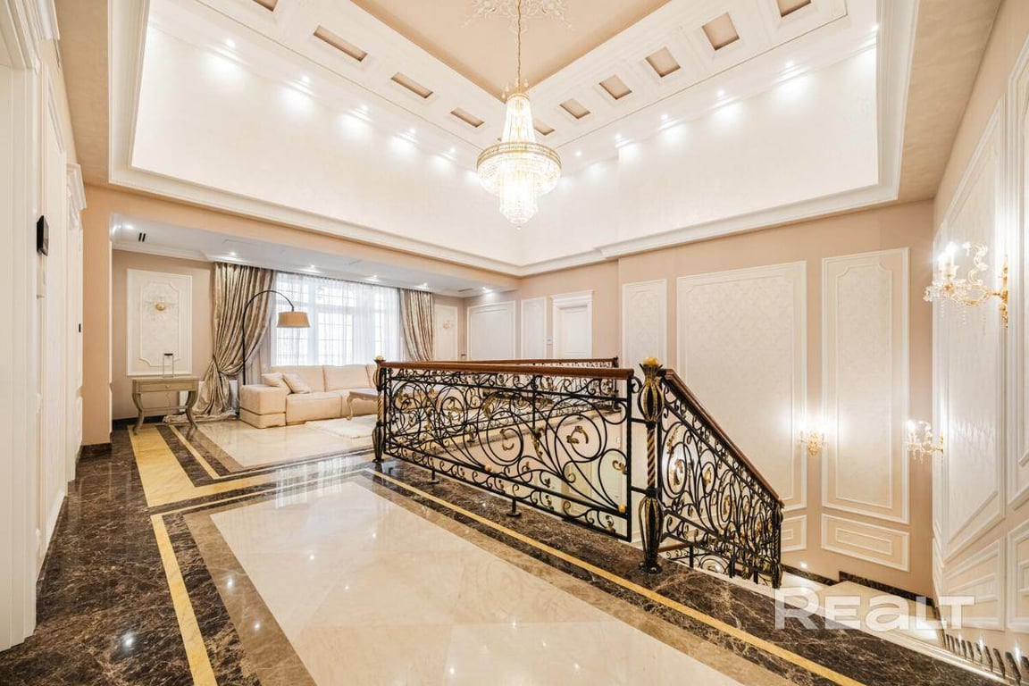 В белорусской деревне продают дом почти за $4 миллиона. Смотрите, что за он