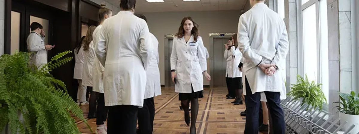 Запрет на эмиграцию и привлечение пенсионеров: как власти пытаются спасти медицину Беларуси