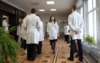 Запрет на эмиграцию и привлечение пенсионеров: как власти пытаются спасти медицину Беларуси