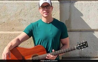 35-летняя бразильская певица скончалась от удара электрическим током после объятий промокшей фанатки на сцене.