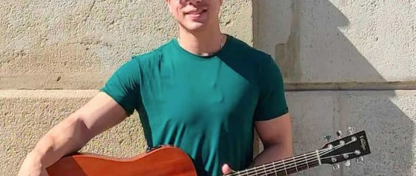 35-летняя бразильская певица скончалась от удара электрическим током после объятий промокшей фанатки на сцене.