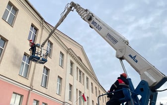 На вышке прямо в окно — энергетики Гродно присоединились к необычной доставке подарков детям