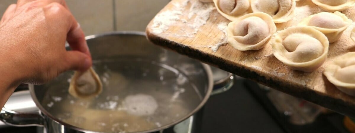 Большинство белорусов не знает, как правильно варить пельмени. Почему их нельзя бросать в кипящую воду? — Полезно