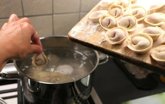 Большинство белорусов не знает, как правильно варить пельмени. Почему их нельзя бросать в кипящую воду? — Полезно