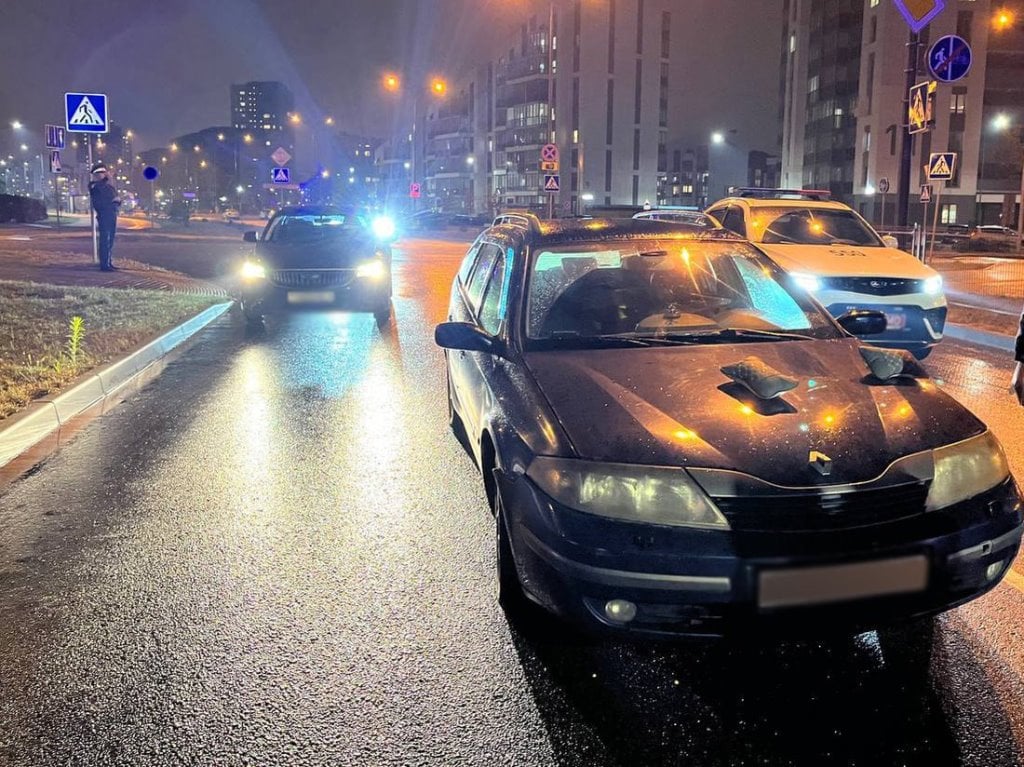 Жуткое видео: на полном ходу машина сбила двух пешеходов