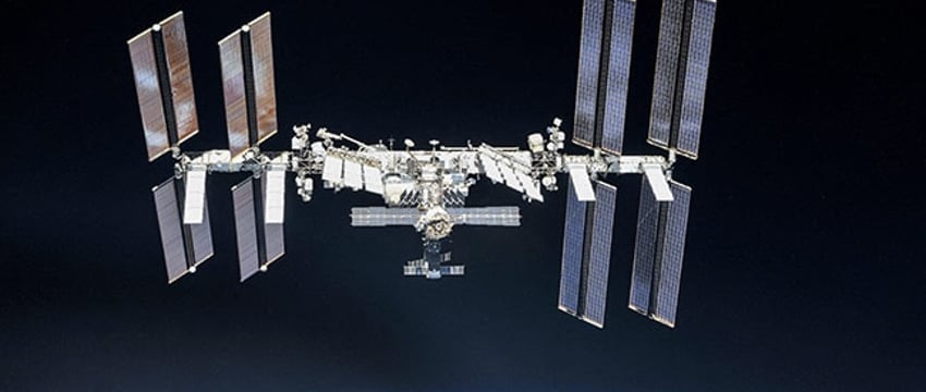 Астронавты Космической станции вынуждены укрываться после того, как российский спутник вышел из строя.