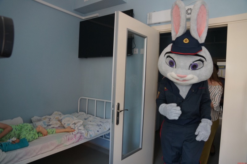 В Бресте «Зайка» и «Лев» посетили ребят в детской областной больнице