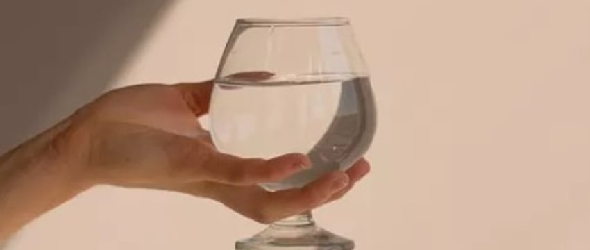 Нужно ли начинать день со стакана воды? Полезно это или вредно?