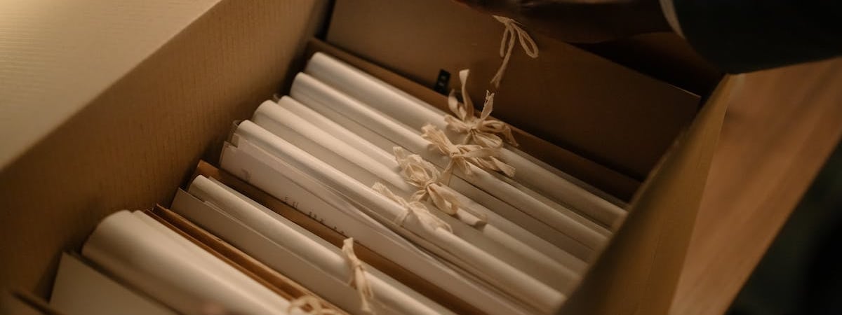 Минчанин не смог познакомиться с девушкой, «от злости» разбил стекло в «Белсаюздруке» и рассказал об этом милиции