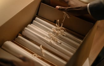 Минчанин не смог познакомиться с девушкой, «от злости» разбил стекло в «Белсаюздруке» и рассказал об этом милиции