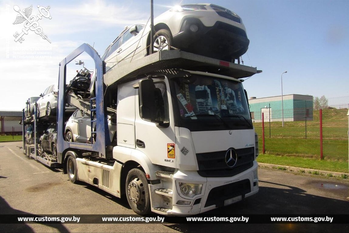 В Беларусь въезжали три автовоза б/у легковушек. Чем они привлекли внимание таможни?