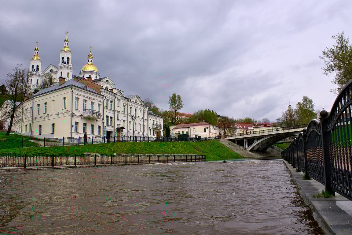 Двина повторно разлилась и снова затопила набережную в Витебске. Фото Сергея Серебро
