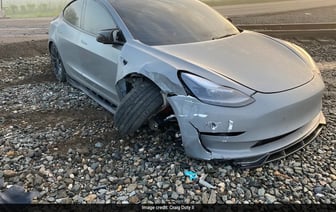 Владелец Tesla сообщает, что автомобиль чуть не столкнулся с поездом в автономном режиме