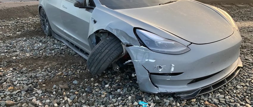 Владелец Tesla сообщает, что автомобиль чуть не столкнулся с поездом в автономном режиме