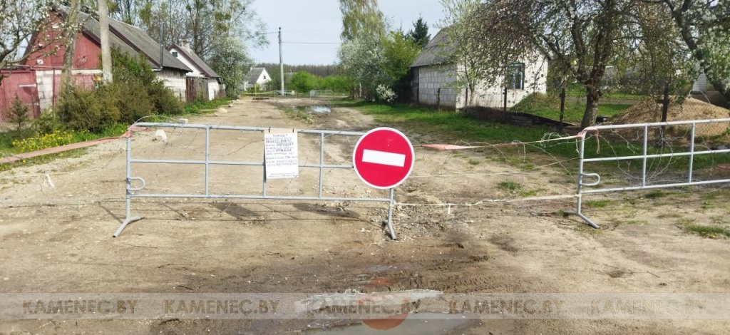 Житель Каменца перекрыл часть улицы колючей проволокой, чтобы «ускорить» ремонт дороги