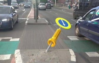 Авария в Минске: Водитель Chevrolet сбил дорожный знак