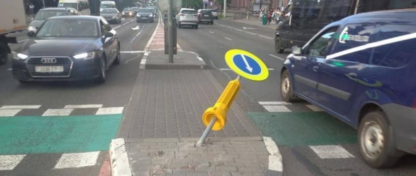 Авария в Минске: Водитель Chevrolet сбил дорожный знак