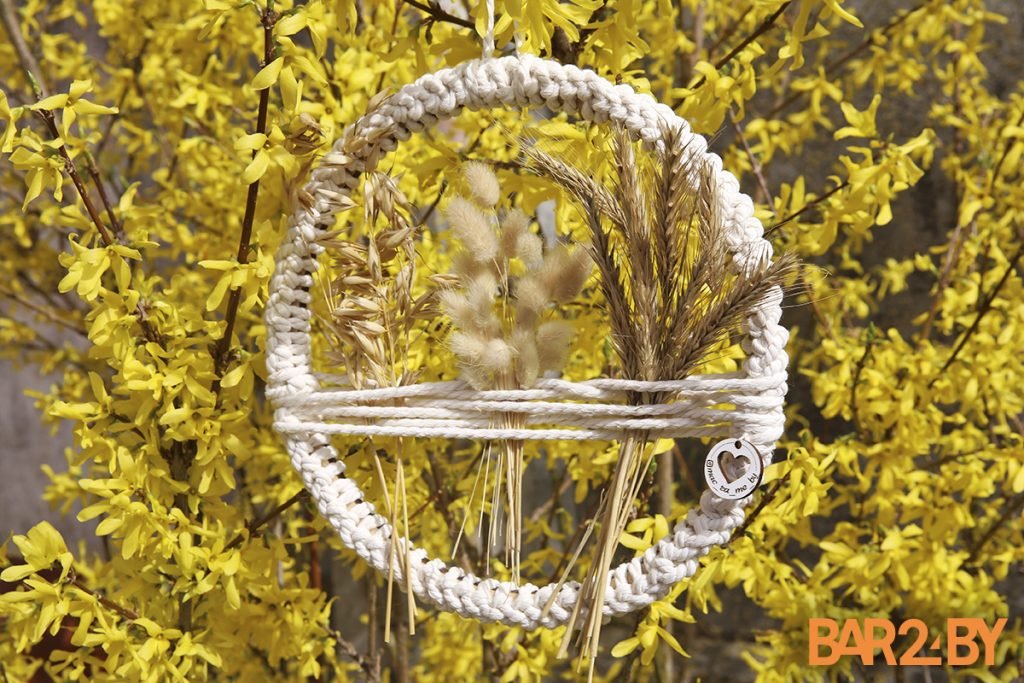 Как учитель физкультуры из Брестской области стала шить салфетки и корзины из джута