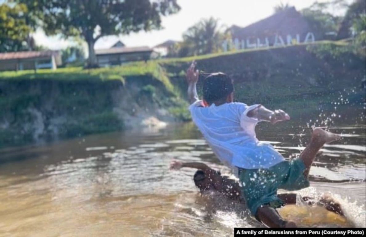 Дзеці на рацэ ў пэруанскай вёсцы